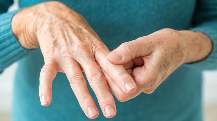 Tại sao người cao tuổi thường bị tê bì chân tay