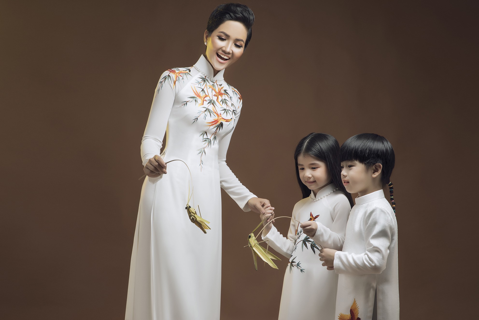 Người dân tộc thiểu số đầu tiên giành vương miện Hoa hậu Hoàn vũ Việt Nam 2017 là H'Hen Niê